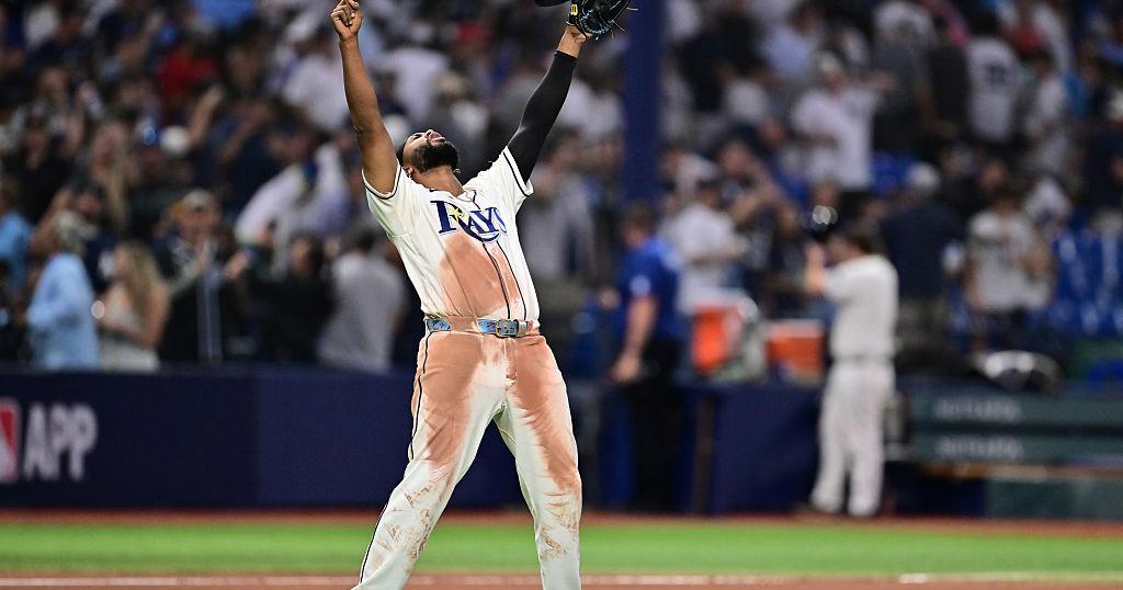 Rays vencen 2-0 a Yankees en postemporada y los dejan al borde de la eliminación
