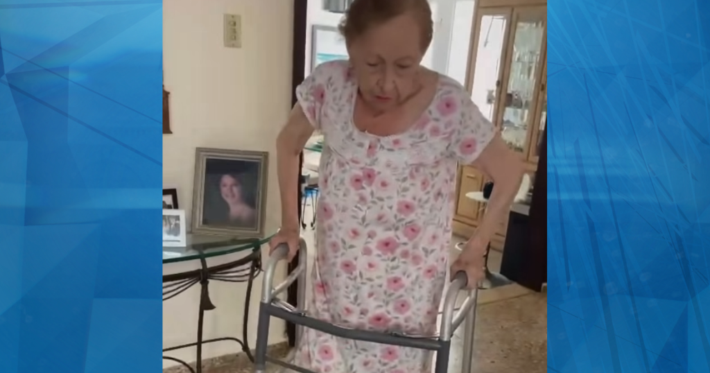 Doña Juana, abuela del dúo "Ricardeateste", se recupera tras sufrir una caída
