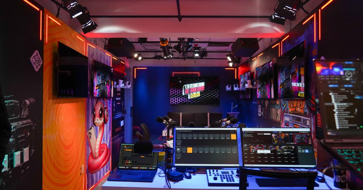 Estudio de 'La Tendencia de Molusco' en KQ 105 FM: Una Experiencia de Radio Innovadora