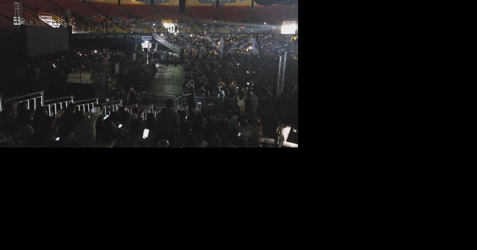 Apagones interrumpen por 30 minutos la graduación de la UPR en Arecibo