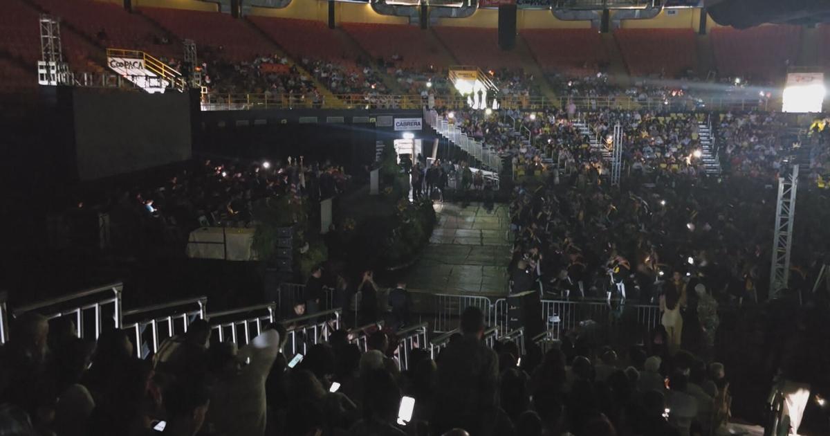 Apagones interrumpen por 30 minutos la graduación de la UPR en Arecibo