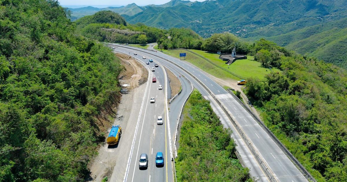 Reabren dos carriles afectados por desprendimiento en expreso 52, en Cayey