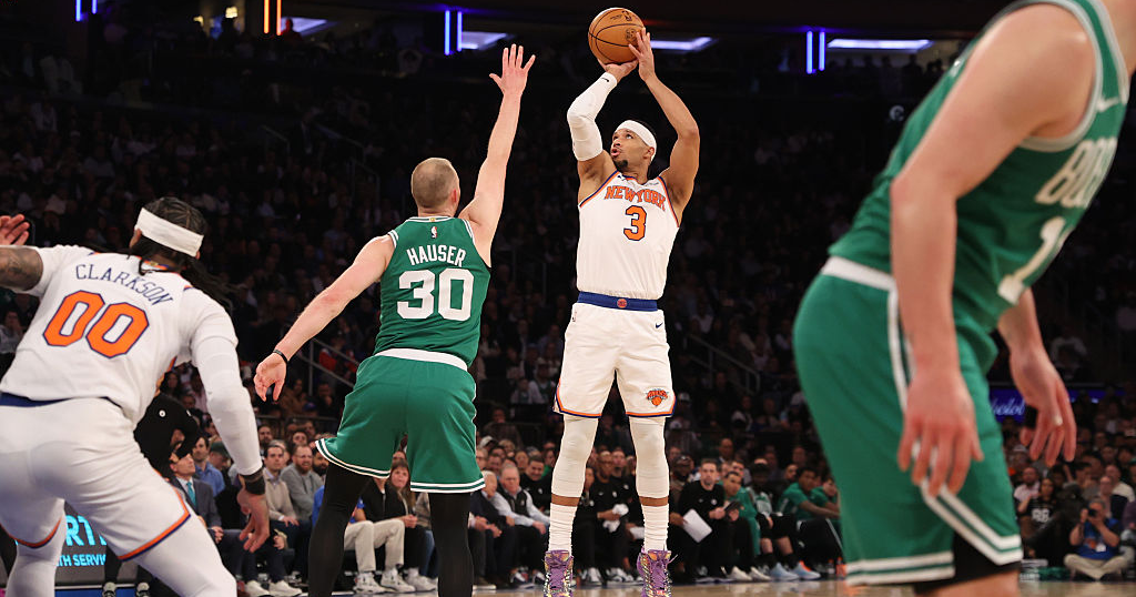 Los Knicks derrotan a Celtics y mantienen la pelea por segundo lugar del Este