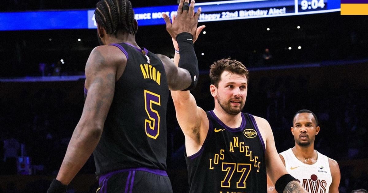 Doncic vuelve con 42 puntos en otra noche de récord de LeBron James