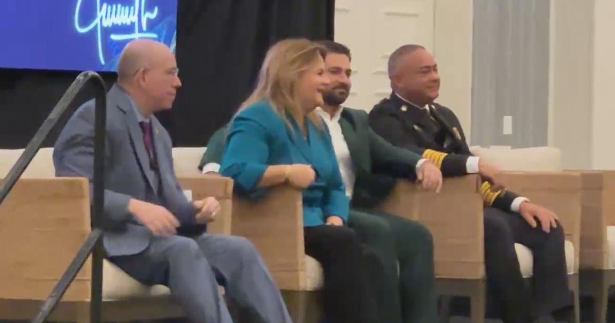 Gobernadora evita preguntas de la prensa en evento del Cuerpo de Bomberos en Río Grande