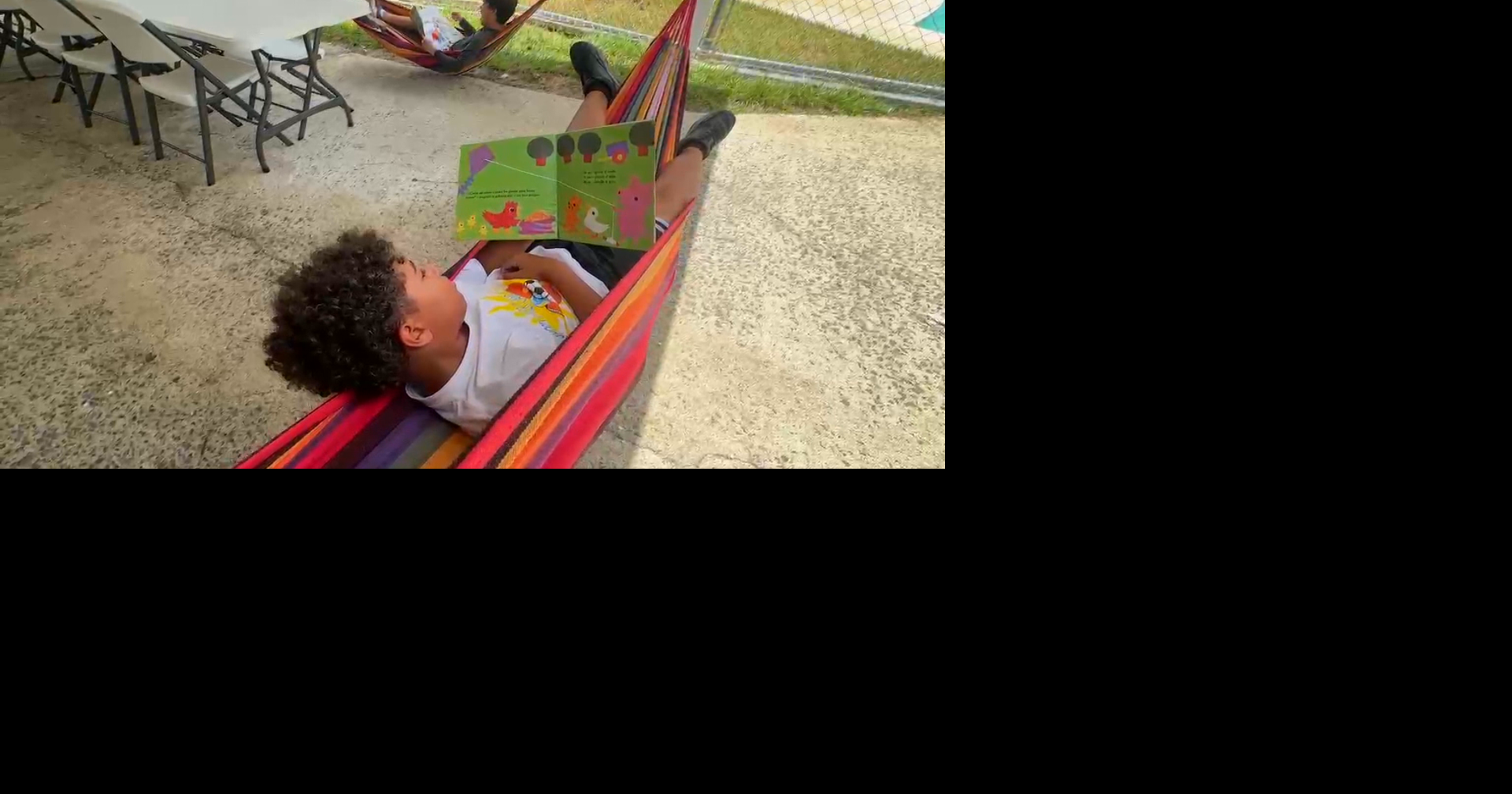 Proyecto de lectura en hamaca en Caguas atrae estudiantes y se expande a Vieques y Culebra