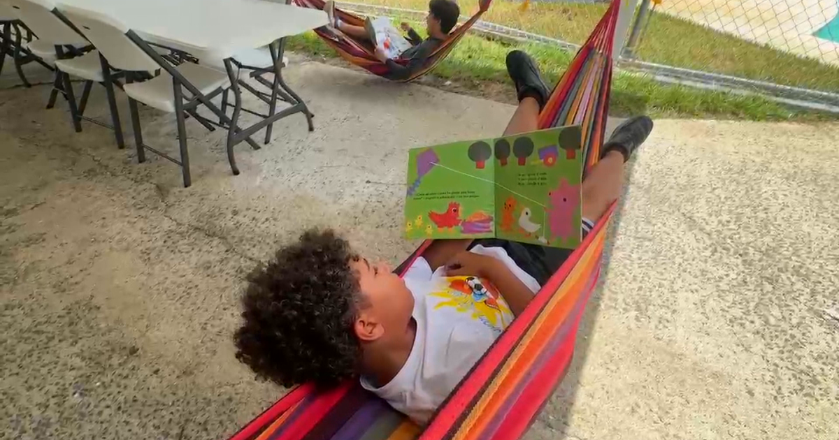 Proyecto de lectura en hamaca en Caguas atrae estudiantes y se expande a Vieques y Culebra