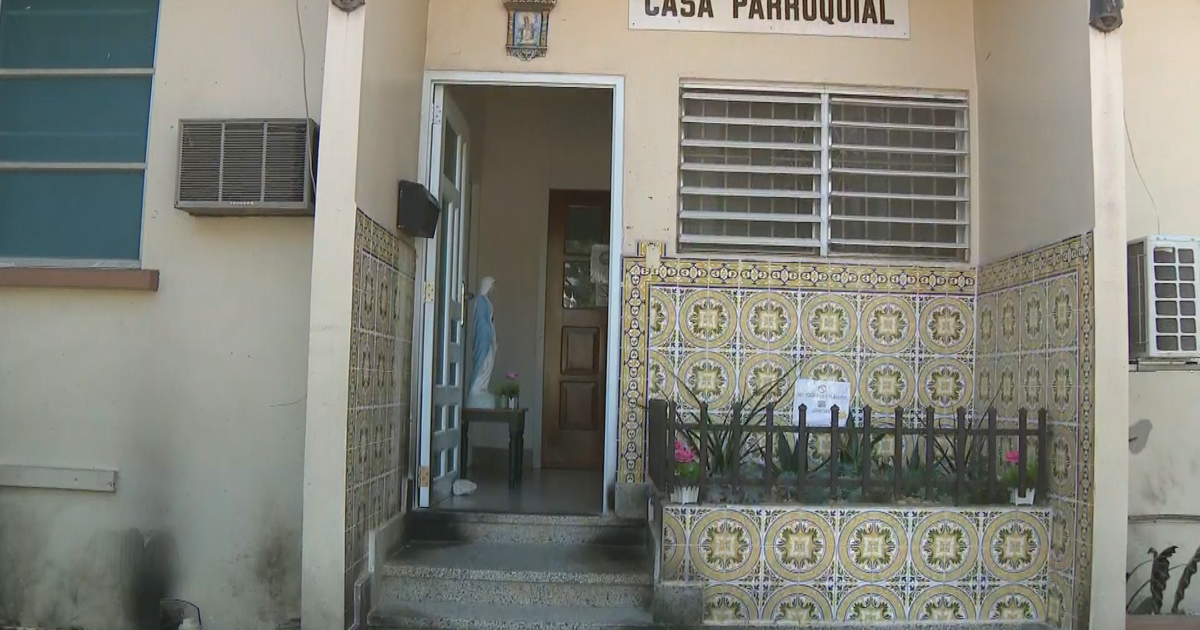 Entrevistan a persona en relación con incendio en dos iglesias de Adjuntas