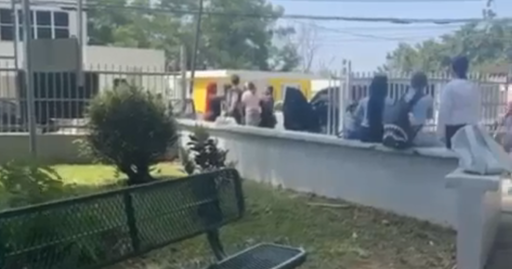 Madre presuntamente agrede a estudiante en escuela de Guaynabo