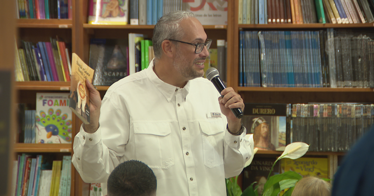 Emilio Pérez presenta con éxito su primer libro "Bendita mañana, bendito café" en Plaza las Américas