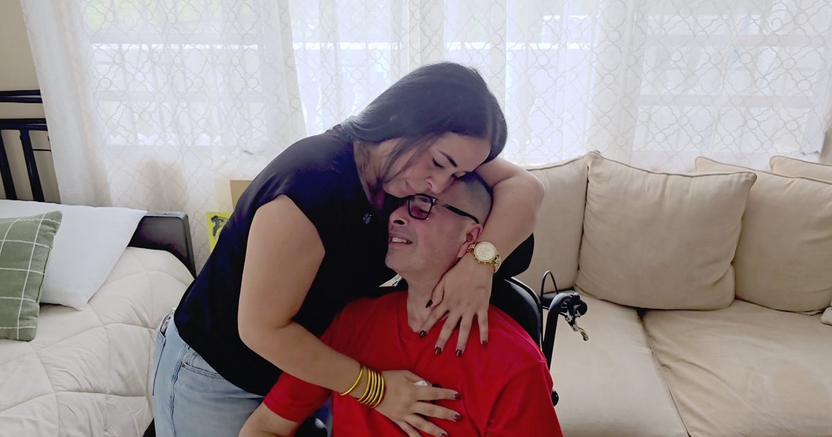 Matrimonio clama por silla de ruedas motorizada denegada por plan de salud