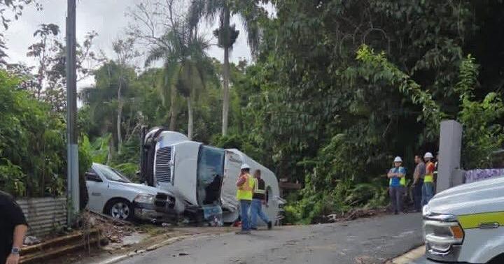 Camión cisterna se vuelca en Guaynabo e involucra otra guagua; dos conductores hospitalizados