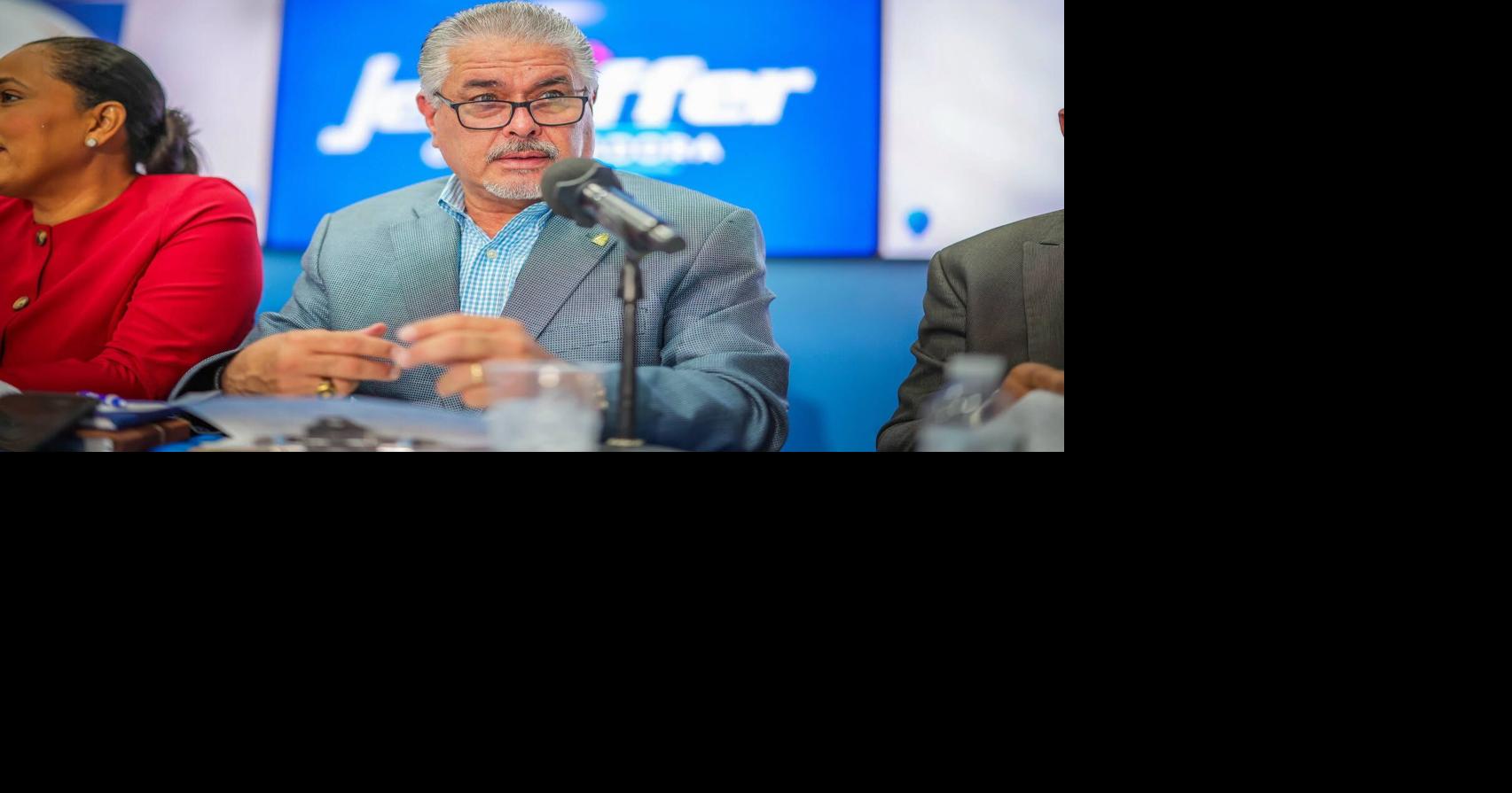 Santini espera orden policial en segundo evento de recaudación de Jennifer González
