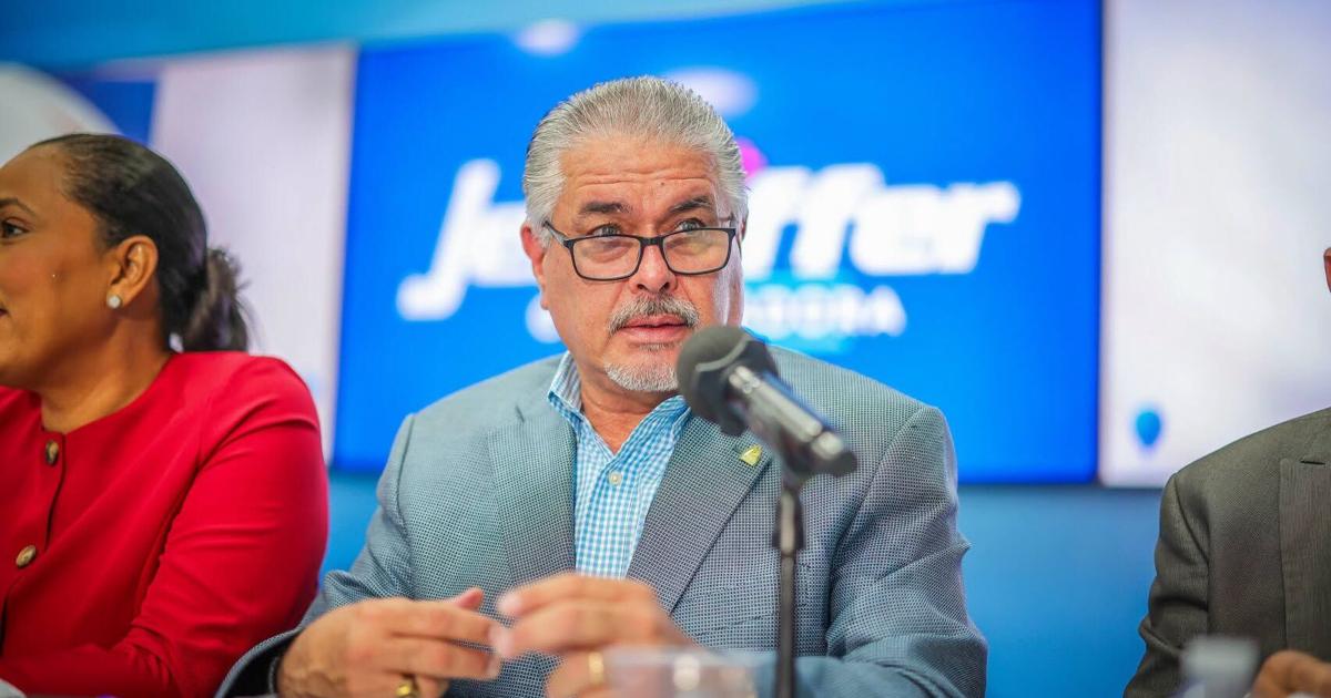 Santini espera orden policial en segundo evento de recaudación de Jennifer González