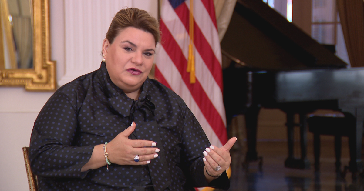 Gobernadora firma ley para agilizar el manejo de propiedades abandonadas en PR