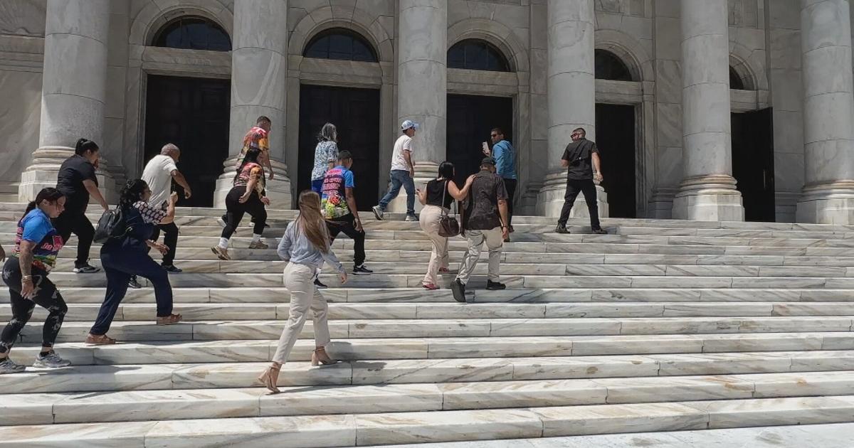 Vendedores ambulantes llevan reclamos al Capitolio ante desalojos y restricciones