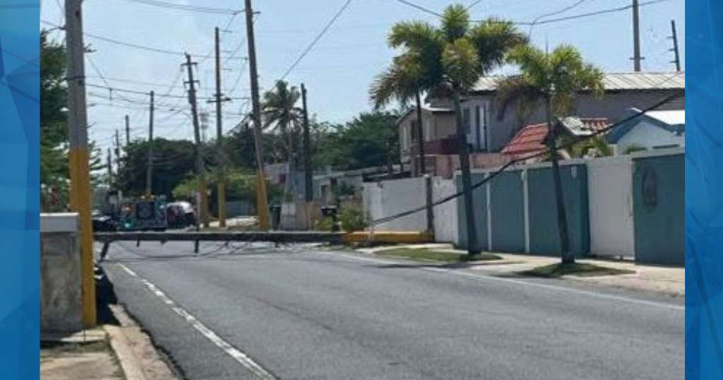 Cierran carretera 681 en Arecibo tras caída de poste eléctrico en llamas