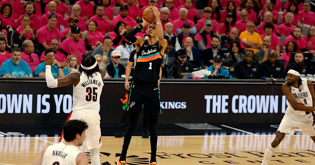 Wembanyama debuta en playoffs de la NBA con 35 puntos