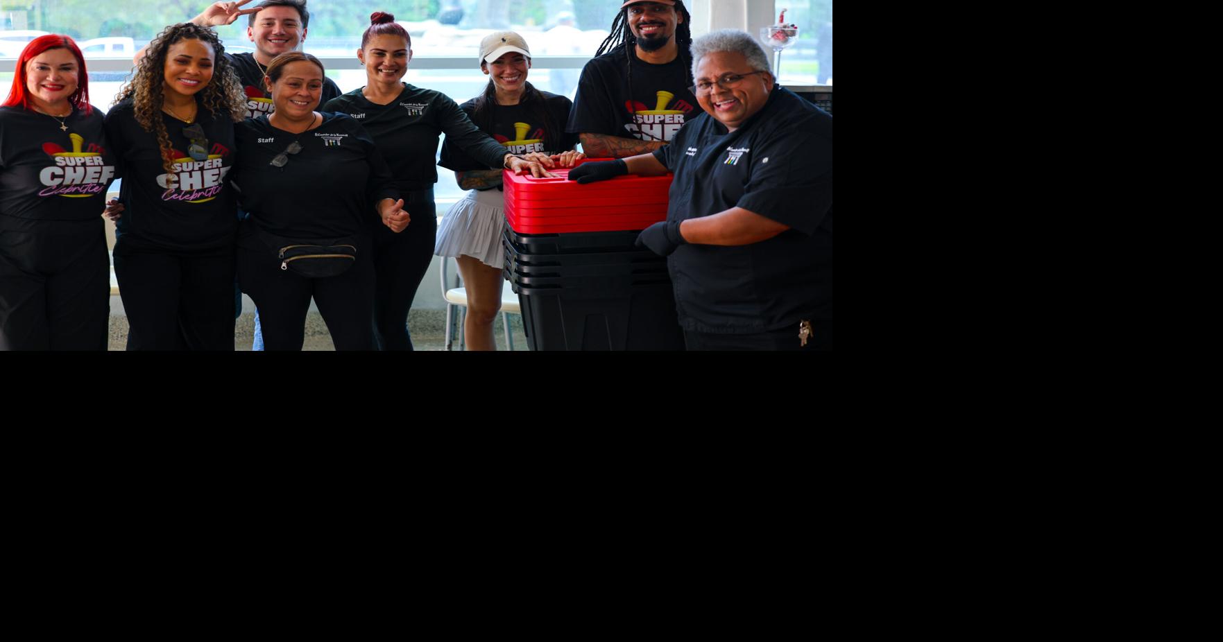 Celebridades de Super Chef llevan comida y alegría a El Comedor de la Kennedy