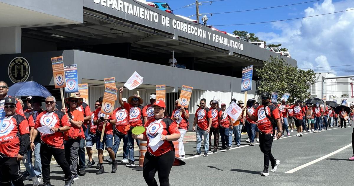 Oficiales correccionales protestan en Hato Rey para exigir pago de retroactivo y horas extras