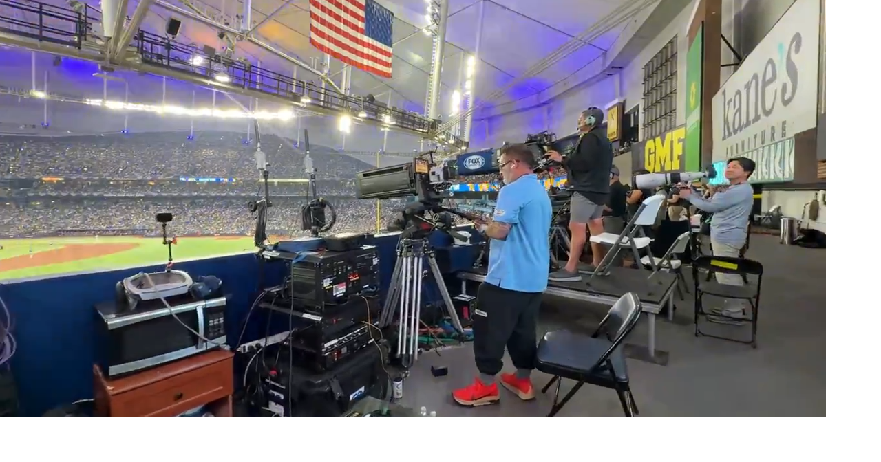 Reportero puertorriqueño muestra sala de prensa del Tropicana Field en la Serie Mundial 2026