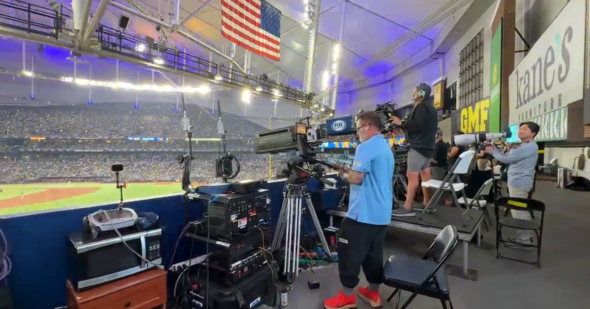 Reportero puertorriqueño muestra sala de prensa del Tropicana Field en la Serie Mundial 2026