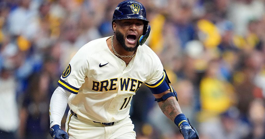 Chourio impulsa a Milwaukee a victoria 4x3 y ventaja 2-0 ante San Diego en la Serie Divisional