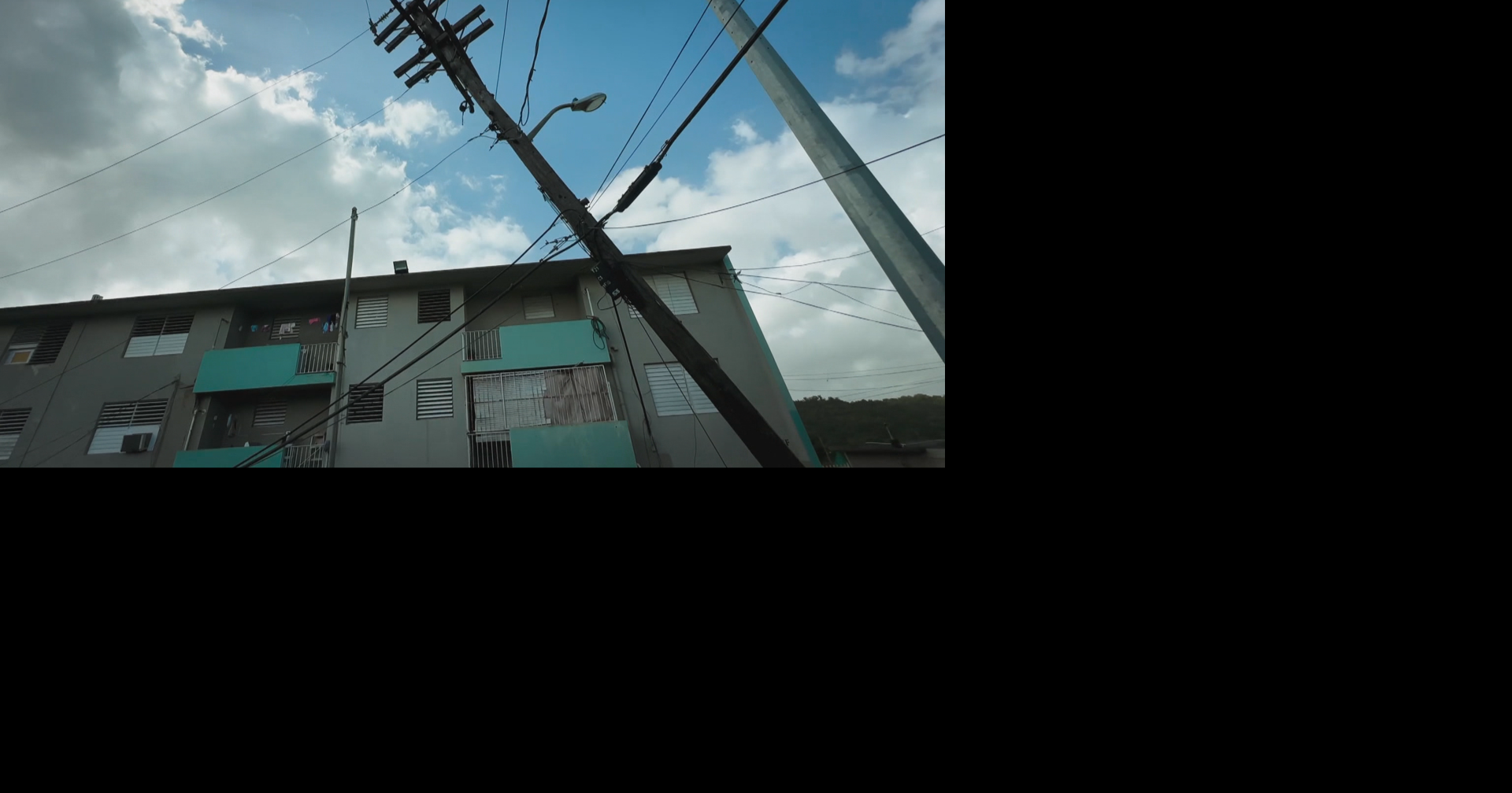 Poste caído y cables de alta tensión al ras del suelo alarman a residentes en Arecibo