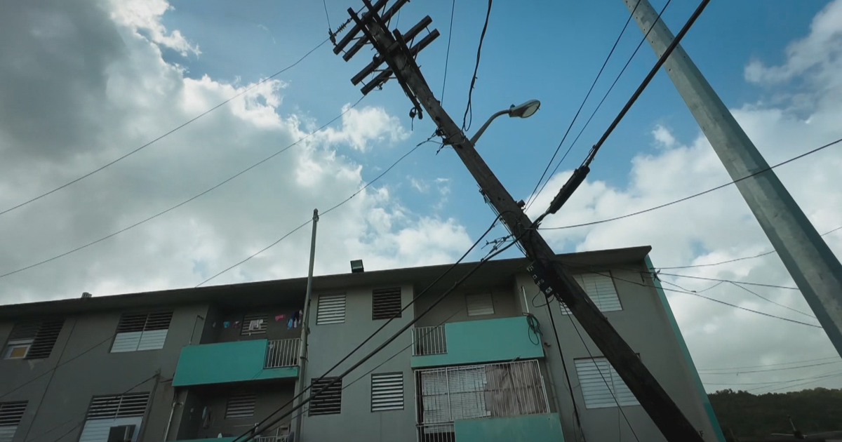 Poste caído y cables de alta tensión al ras del suelo alarman a residentes en Arecibo