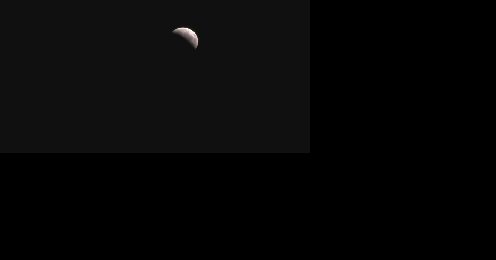 Jóvenes disfrutan del eclipse lunar parcial visible desde Puerto Rico