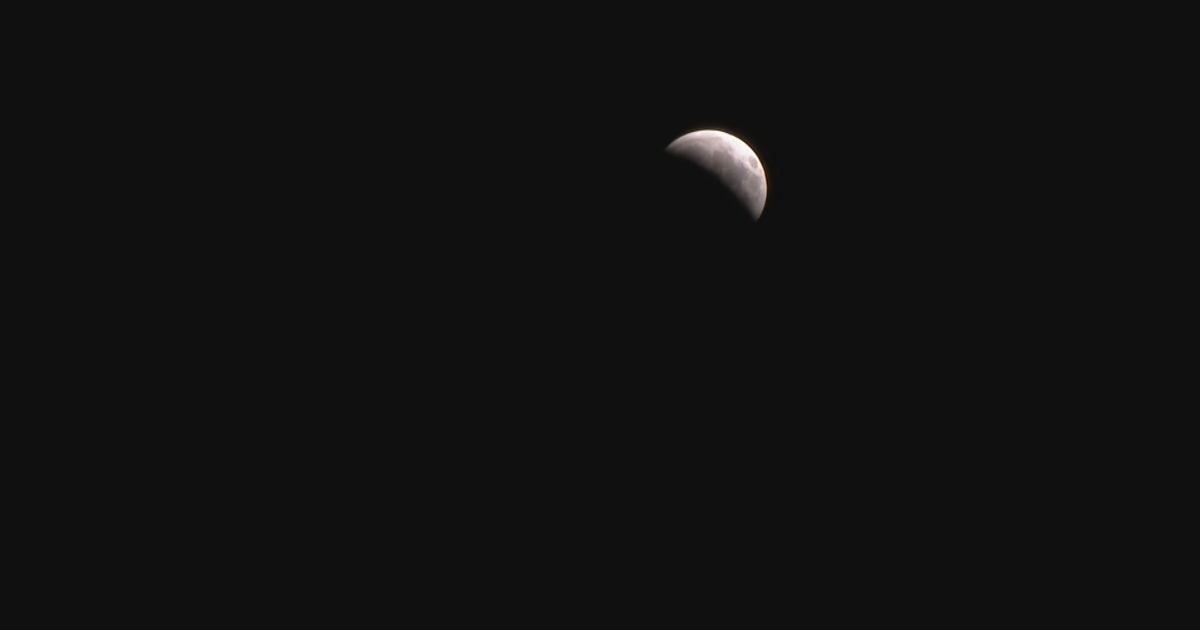 Jóvenes disfrutan del eclipse lunar parcial visible desde Puerto Rico