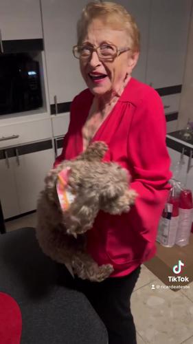 Adorable Reacción De Abuela Por Regalo De Nieto En San Valentín Entretenimiento Wapatv 