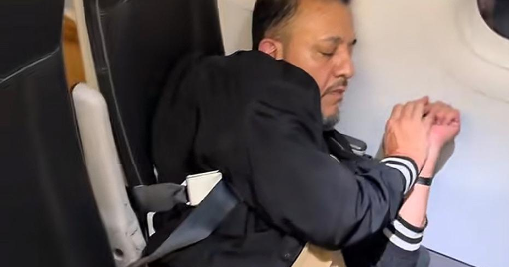 Pasajero de vuelo San Juan-Chicago estrangula aeromozo e intenta abrir puerta de emergencia