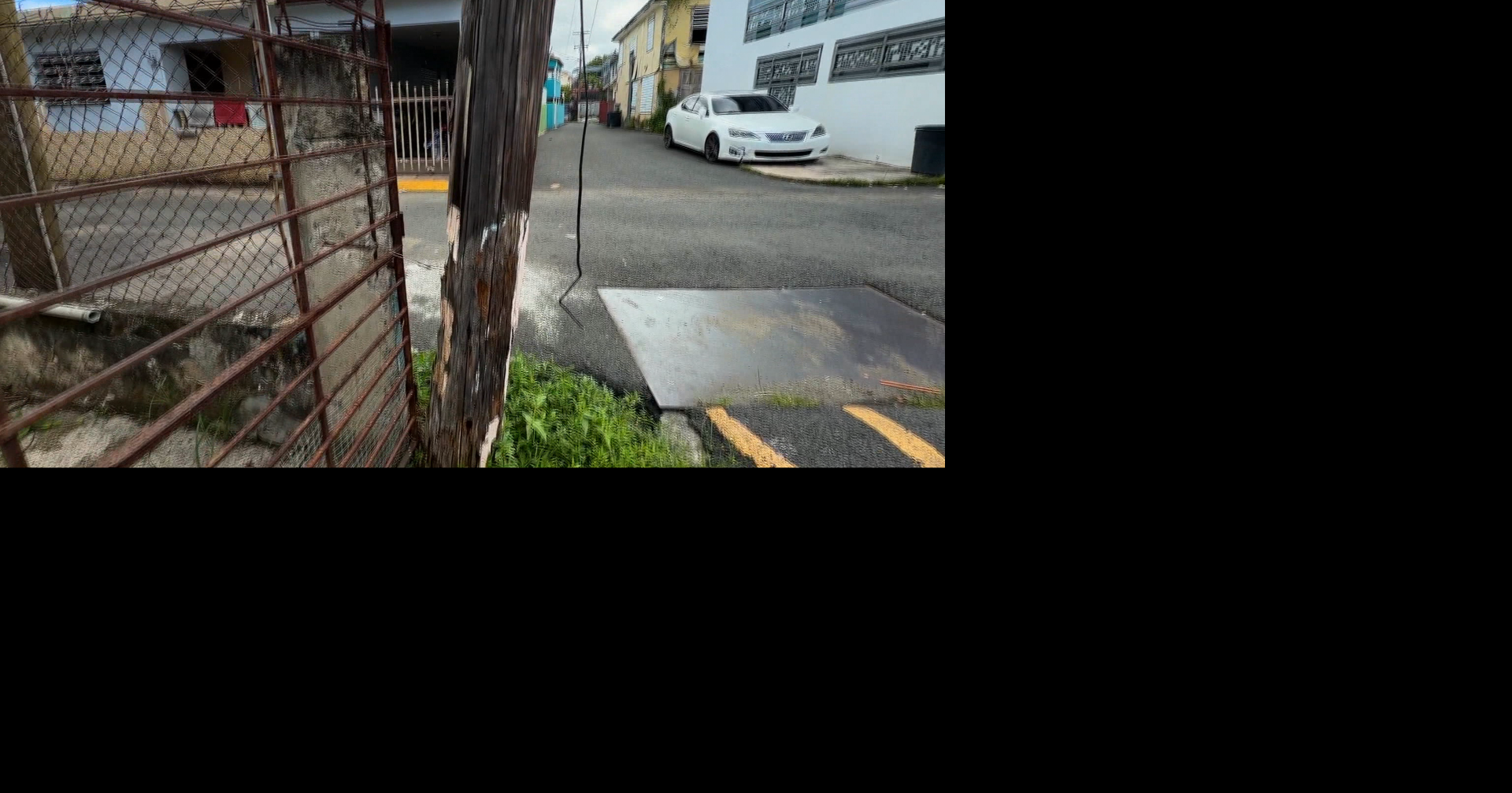 Poste deteriorado por comején desde el huracán María amenaza a residentes en San Juan