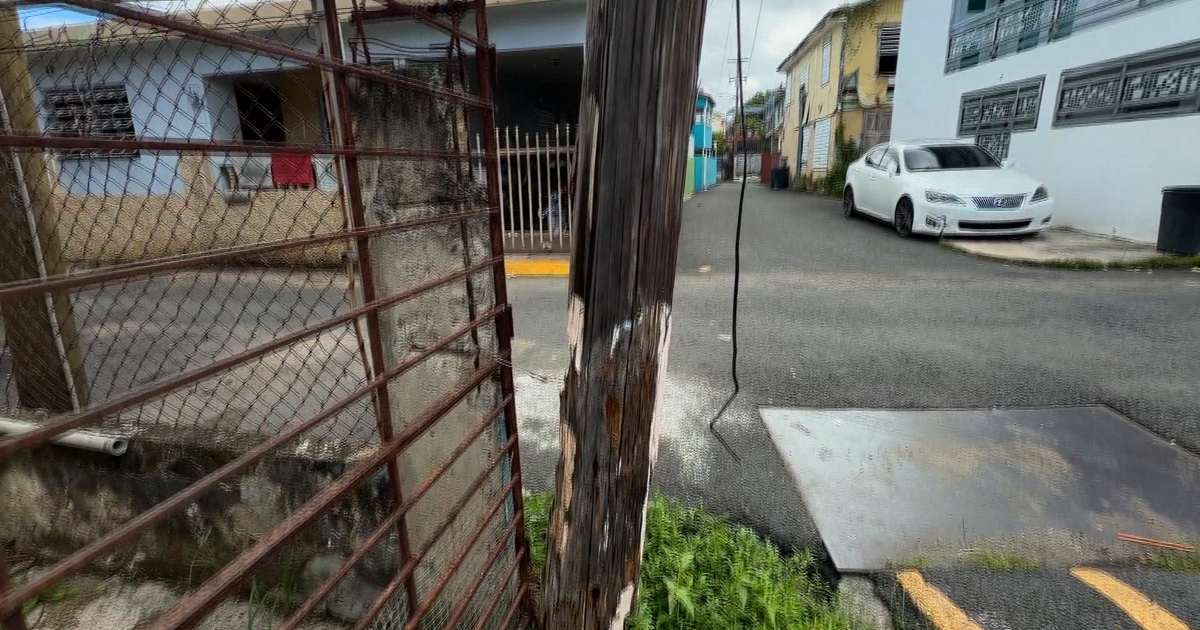 Poste deteriorado por comején desde el huracán María amenaza a residentes en San Juan