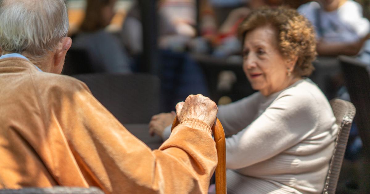 Pérdida auditiva en adultos mayores puede confundirse con deterioro cognitivo y aumentar riesgo de demencia