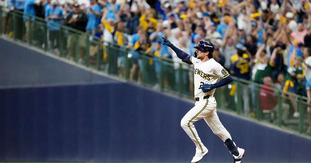 Cerveceros de Milwaukee vencen 2-1 a Dodgers en Juego 1 de la Serie de Campeonato