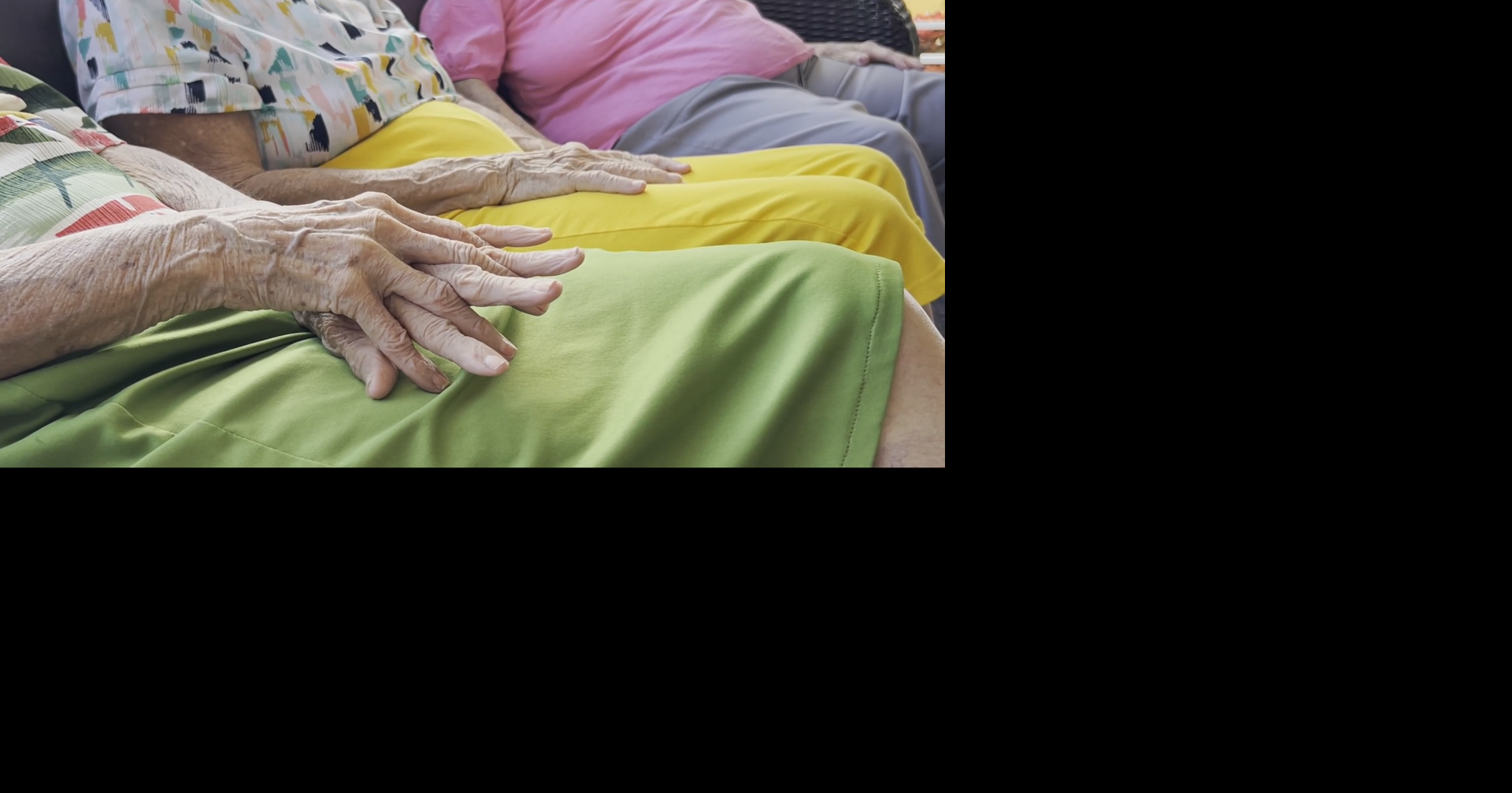 Exempleadas reclaman salarios tras cierre de hogar de envejecientes en Toa Alta
