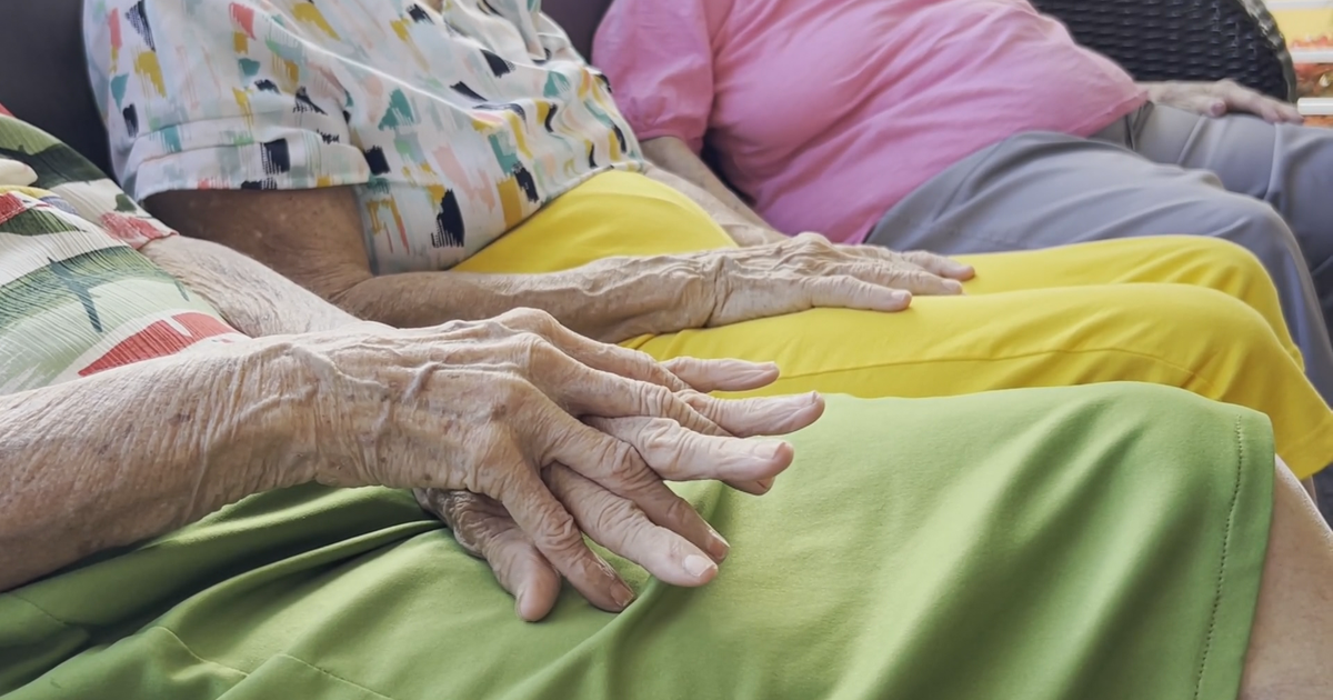Exempleadas reclaman salarios tras cierre de hogar de envejecientes en Toa Alta