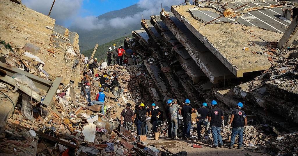 Rescatistas luchan por salvar a venezolano atrapado siete días bajo escombros en Catia La Mar