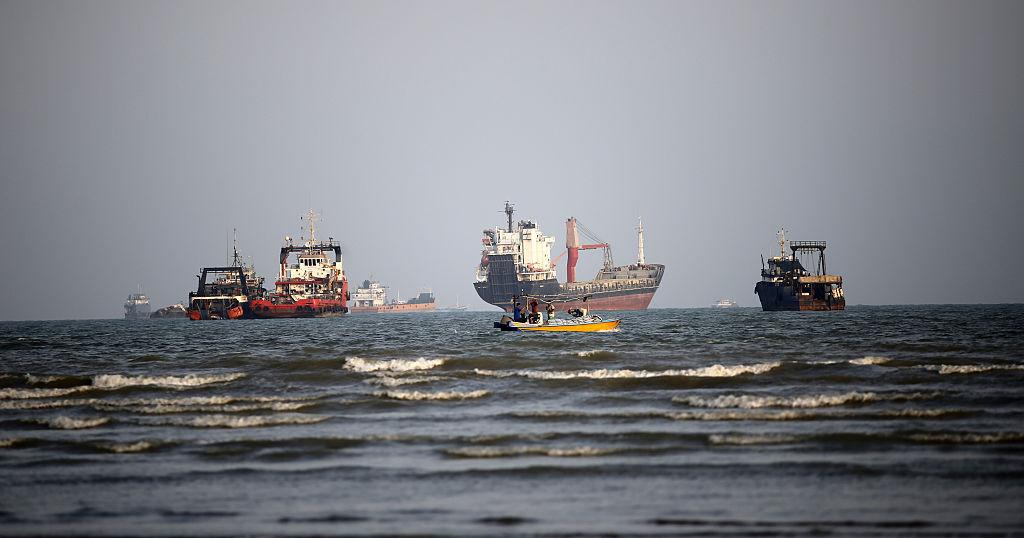 Precios del petróleo caen ante esperanzas de reapertura diplomática del estrecho de Ormuz