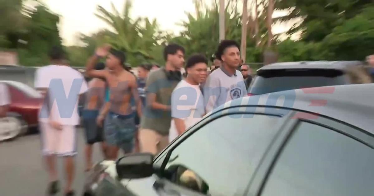 Vecinos y policías se enfrentan verbalmente durante operativo en El Flamboyán, San Juan