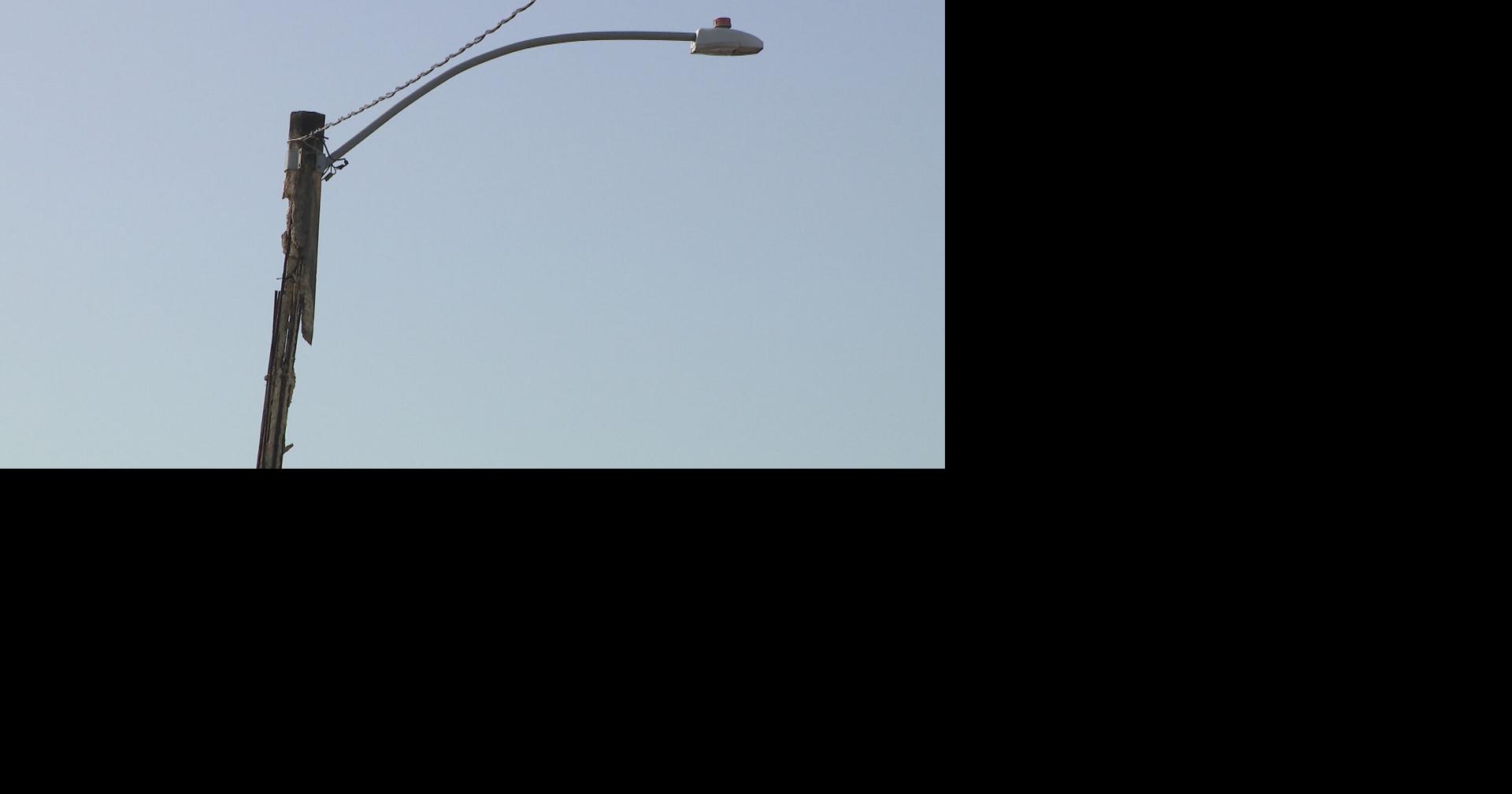 Residentes de Torrimar en Guaynabo denuncian postes eléctricos al borde del colapso