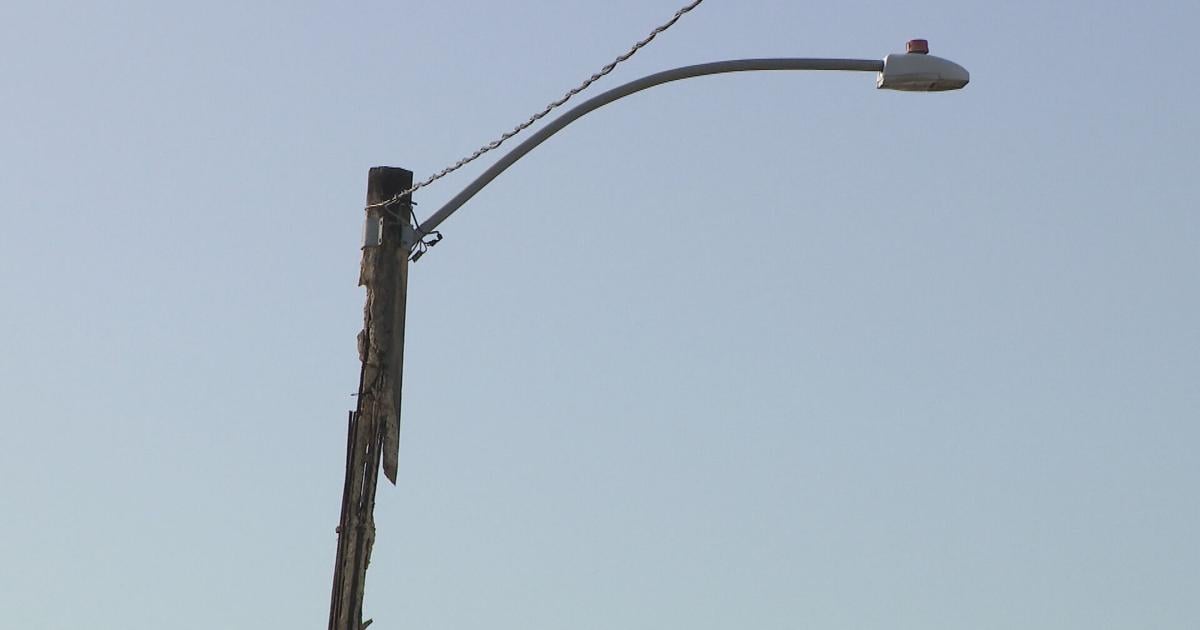 Residentes de Torrimar en Guaynabo denuncian postes eléctricos al borde del colapso
