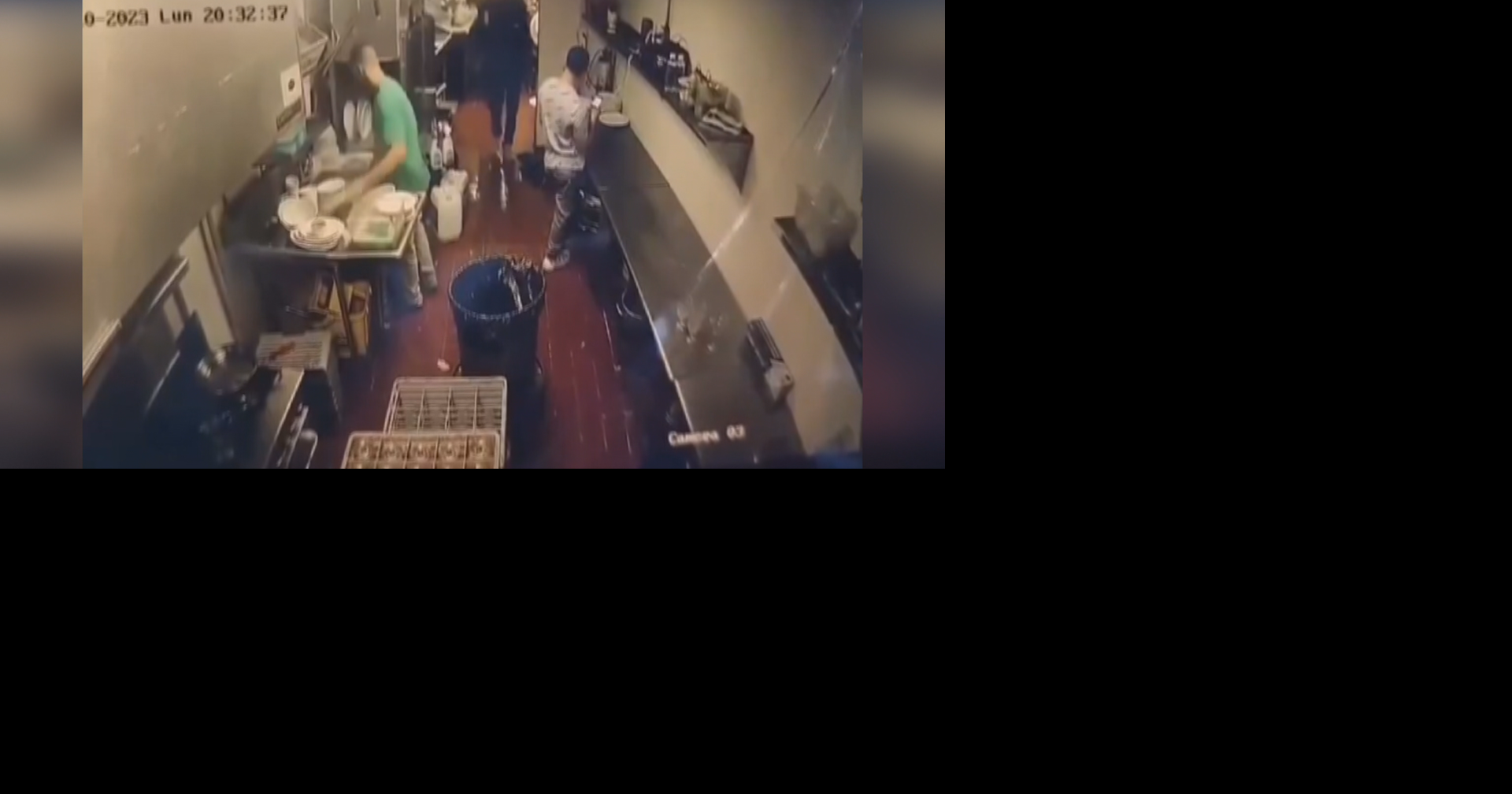 Captan en video a individuo que asesinó a dos hermanos mientras ...