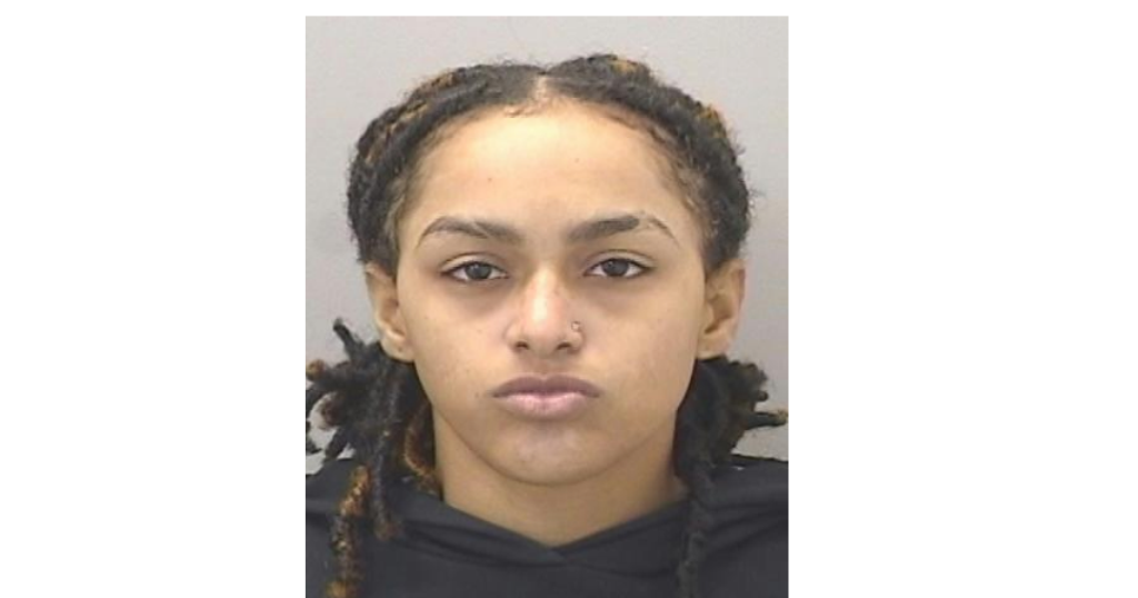 Mujer arrestada por "hit & run" en San Juan tras dejar pieza de su auto en la escena