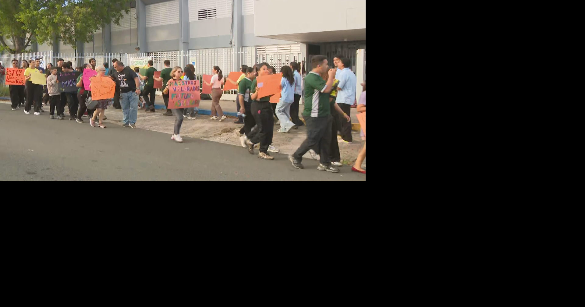 Comunidad escolar en San Juan protesta la remoción de maestros sin razón