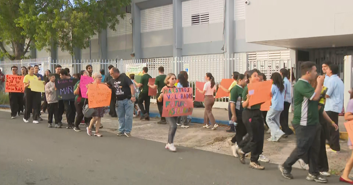 Comunidad escolar en San Juan protesta la remoción de maestros sin razón