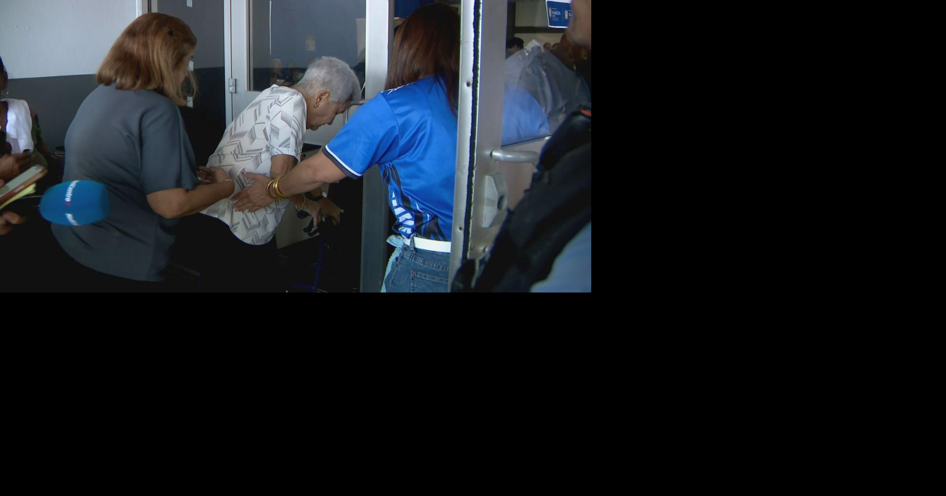 Adultos mayores sufren desmayos en largas filas bajo el sol para solicitar el PAN