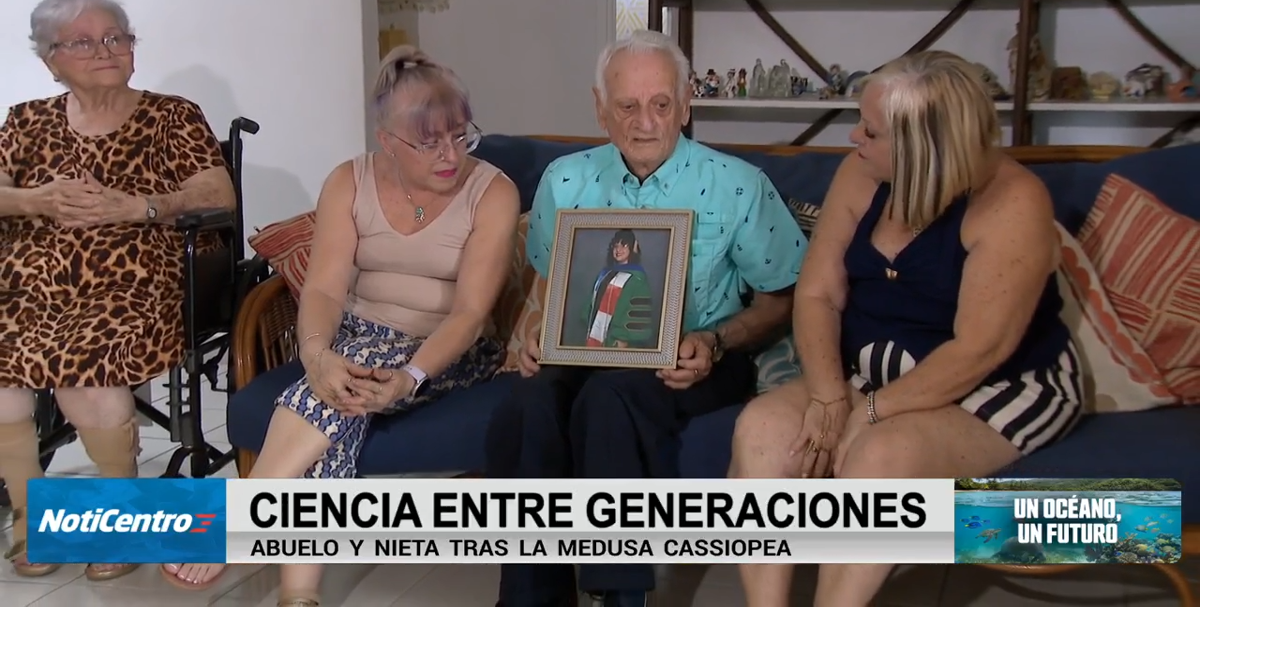 Nieta y abuelo puertorriqueños realizan primer estudio mundial a largo plazo sobre medusa Cassiopea